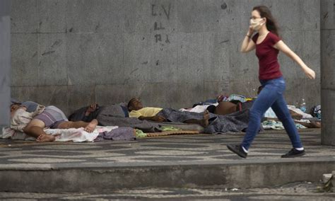 Mulher De Merda Na Rua