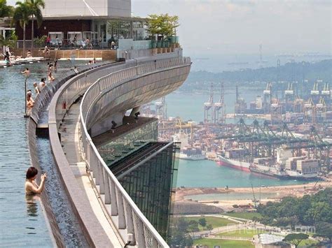 Piscina Na 57th Andar Do Marina Bay Sands Casino Em Singapura Imagens